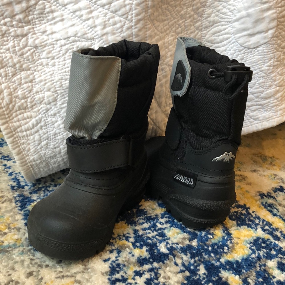 Tundra Toddler snow boots size 5